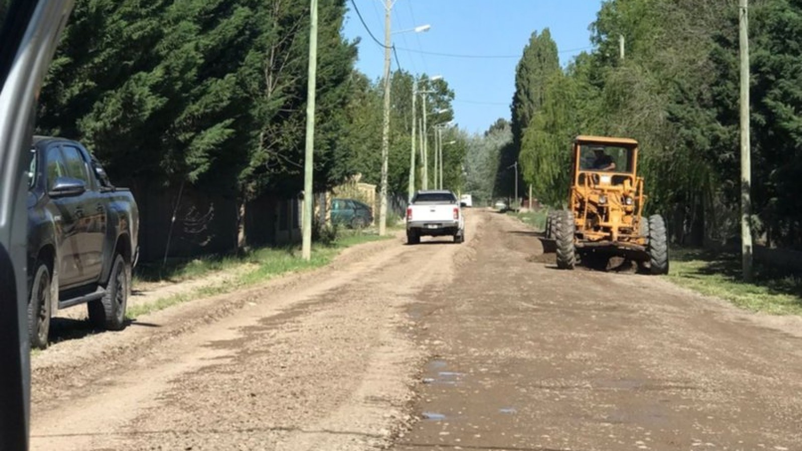 Insólito: vecinos de un  barrio de Trelew alquilaron una máquina para que repase las calles que están intransitables